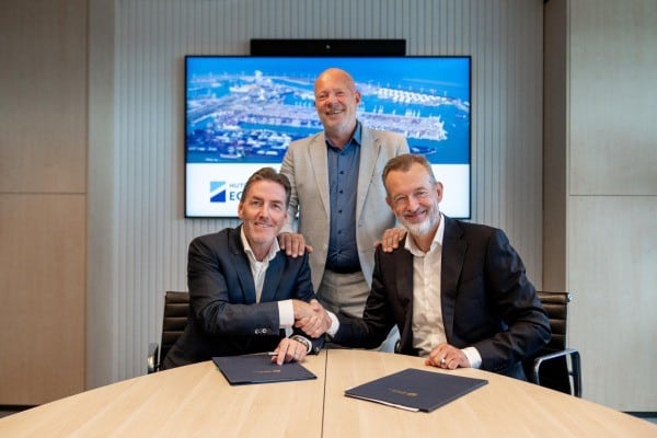 Leo Ruijs (CEO van ECT), Robert Simons (havenwethouder gemeente Rotterdam) en Boudewijn Siemons (CEO Havenbedrijf Rotterdam) bij de ondertekening van de overeenkomst. Foto: Marc Nolte